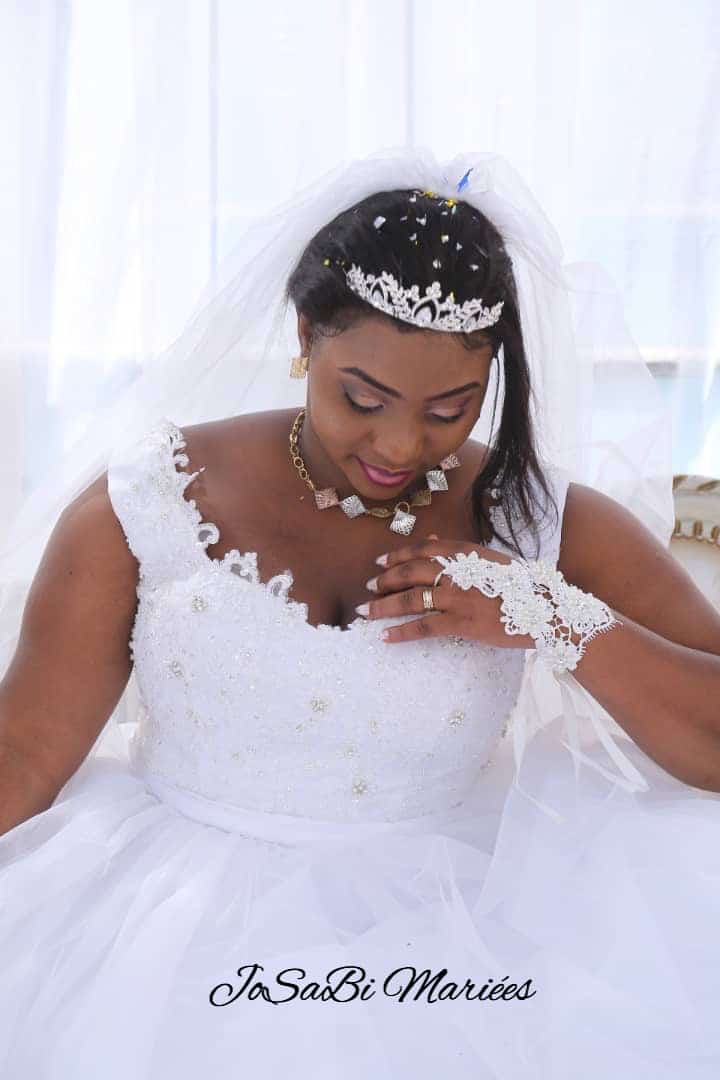 Mariam K le jour de son mariage au Burkina Faso avec sa robe sur mesure JoSaBi