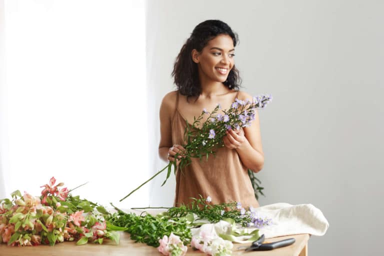 Floriste travaillant sur la composition florale de mariage