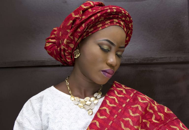 mariée en tissu africain Aso oke