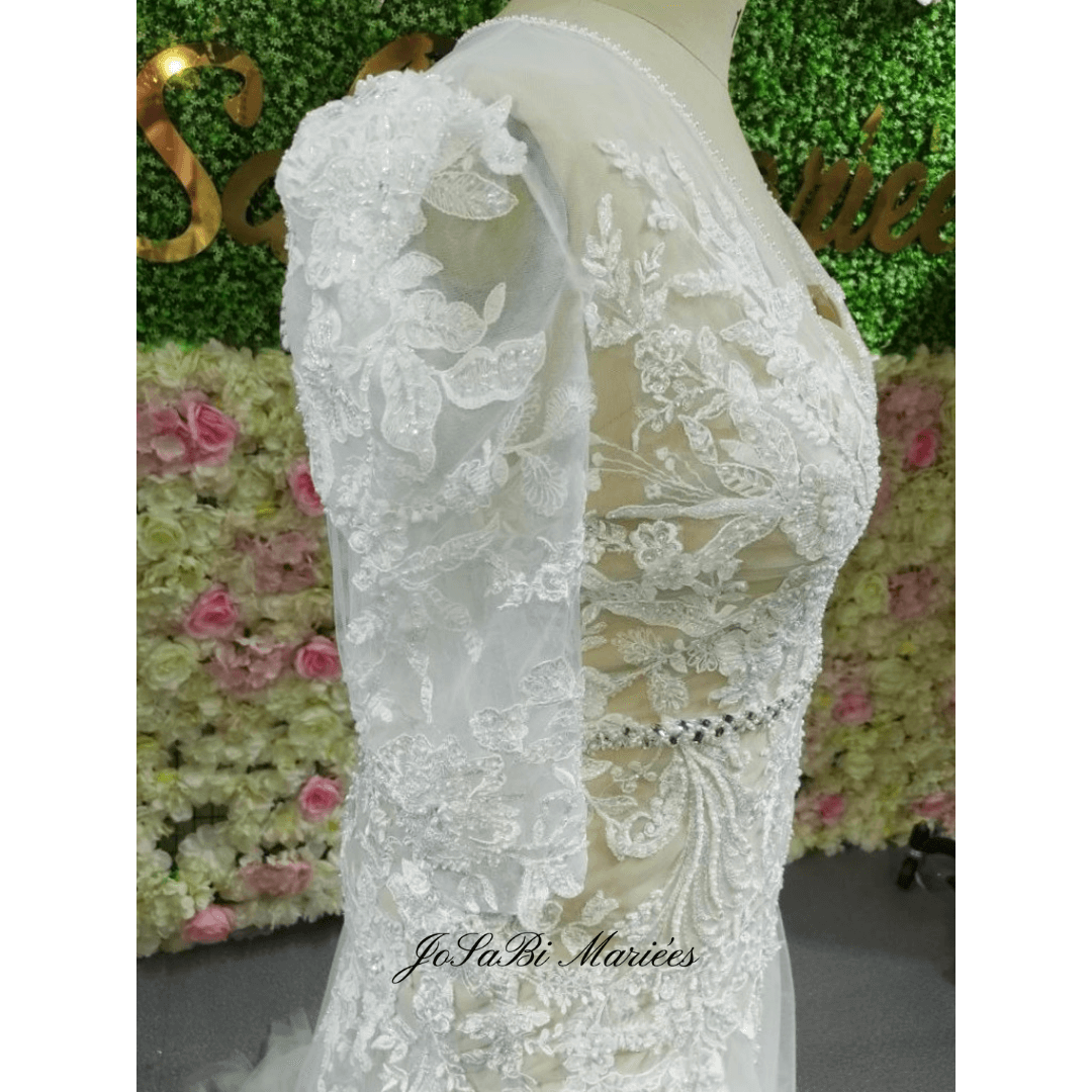 robe de mariée en dentelle avec une fente